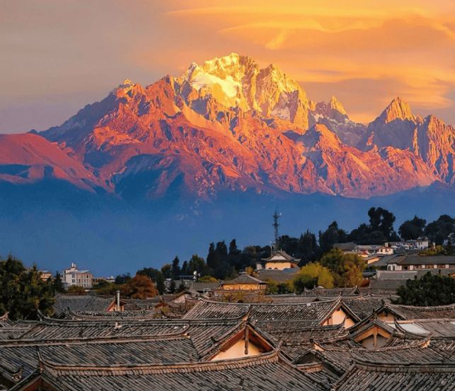 Lijiang old town under Jade Dragon Snow Mountain, Yunnan.